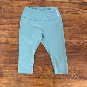 Gym shark crop leggings